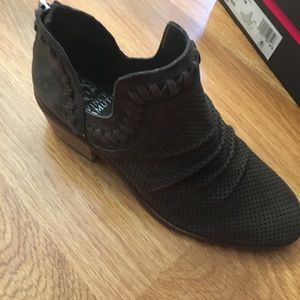 Vince Camuto VC-Palmina Suede Ankle Booties Size 7 Medium